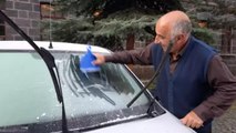 Kars eksi 5 dereceyi gördü, araçların camları buz tuttu