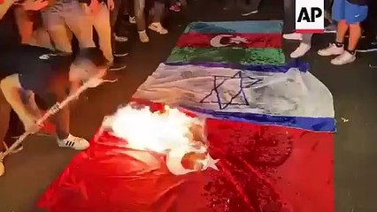 Lübnan'da Türk Bayrağı yakıldı