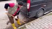 Un employé de nettoyage à la retraite nettoie volontairement la ville de Sinop