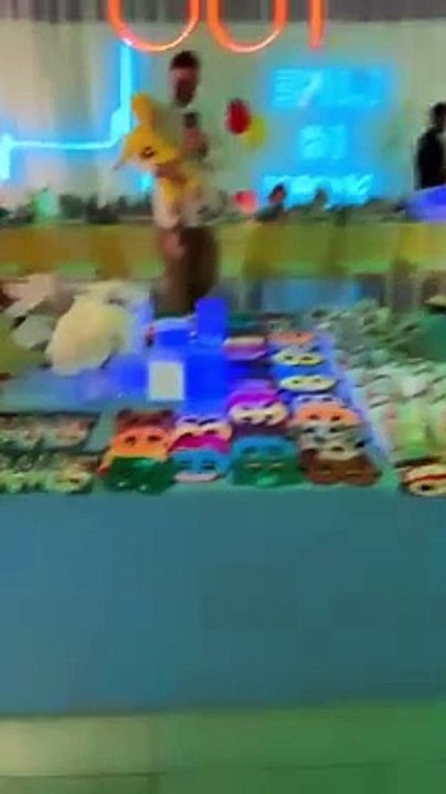 Mais aussi stand de tirs au but, discothèque et immense gâteau de plusieurs étages à partager avec les copainsAmbiance Pokemon pour les 4 ans de Milann