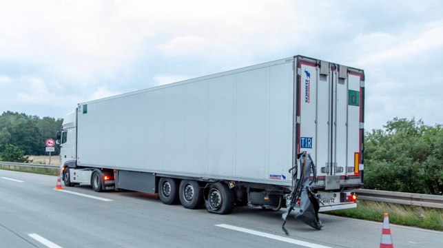 Betrunkener LKW-Fahrer schläft mitten auf Autobahn