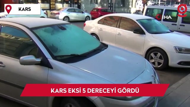 Kars eksi 5 dereceyi gördü, araçların camları buz tuttu