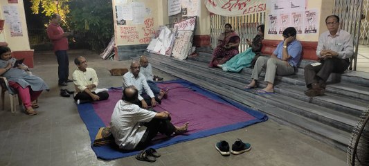 অন্যায্য দাবি পড়ুয়াদের! বিরক্ত হয়ে রাতভর ধর্নায় যাদবপুরের উপাচার্য, সহ উপাচার্য | Oneindia Bengali