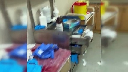 Acil servisi birbirine kattı: Eline dikiş atmak isteyen sağlık görevlilerine ve güvenlikçiye saldırdı