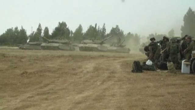 Israele prepara l'offensiva di terra, carri armati al confine