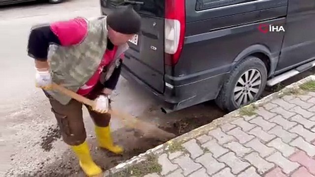 Gönüllü olarak mahalleyi temizliyor: Sevabına yapıyorum