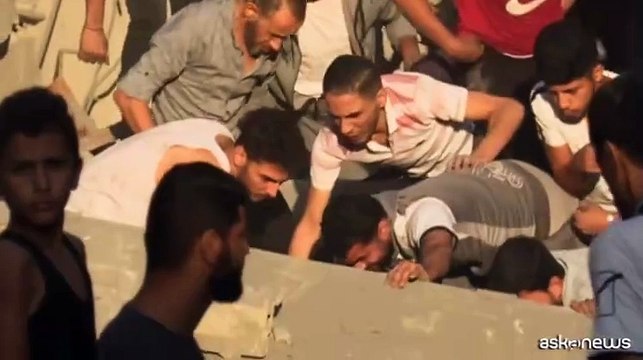 A Gaza si scava tra le macerie dei palazzi distrutti nei raid