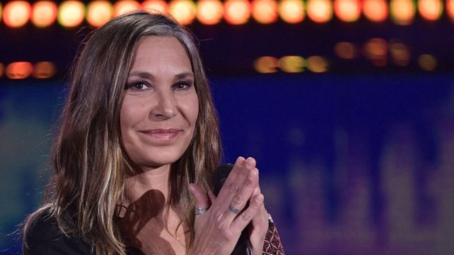 GALA VIDEO - Zazie agacée par les commentaires sur ses cheveux blancs : sa tactique pour les esquiver