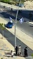 İsrailli genç, İsrail bayrağını söküp attı