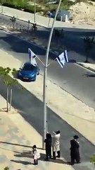 İsrailli genç, İsrail bayrağını söküp attı