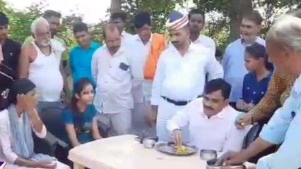 अलीगढ़: डीएम ने खेतों पर पहुँचकर की धान की कटाई, खेतों पर खाया खाना जानिये वजह