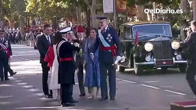 Abucheos y gritos a Pedro Sánchez a su llegada al desfile