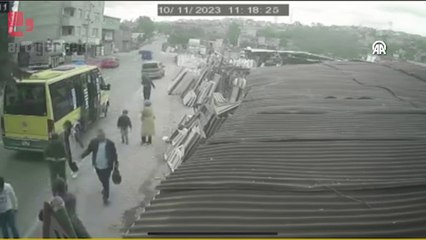 Kapısı açık minibüsten düşen yolcu ağır yaralandı