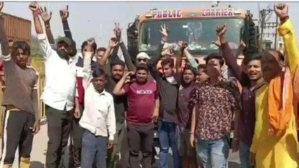 मथुरा: मांस से भरे ट्रक को हिंदूवादी संगठन ने पकड़ा, जमकर किया हंगामा