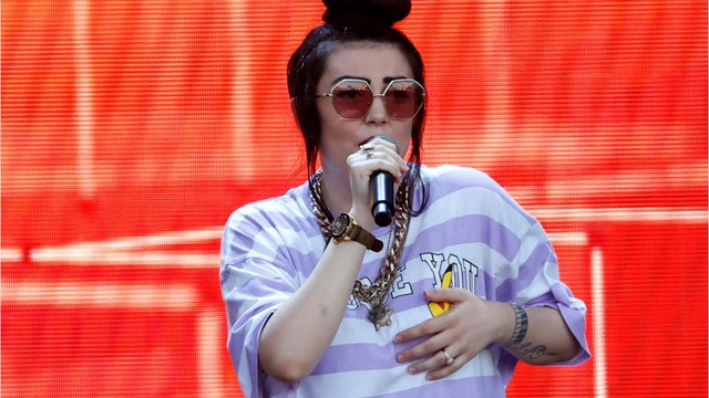 GALA VIDEO - “En espérant que…” : Hoshi rend un poignant hommage à son grand-père disparu