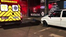 Condutor perde o controle da direção e colide Fiat Uno contra poste na Barão do Rio Branco