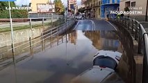 Bomba d'acqua su Follonica, allagamenti e un'auto intrappolata nel sottopasso