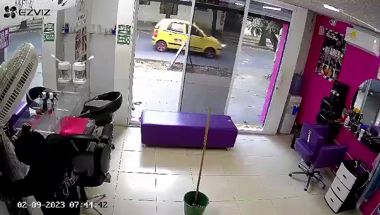 Un employé traverse une vitre