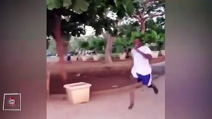 Denize balıklama atlarken kuma çakılan adam