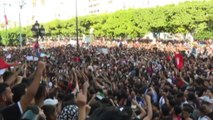 In migliaia protestano a Tunisi davanti all'ambasciata di Francia