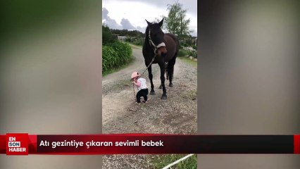 Atı gezintiye çıkaran sevimli bebek