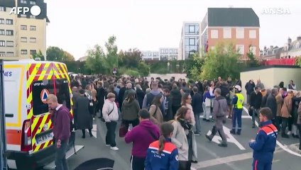 Download Video: Francia, allerta bomba: evacuata scuola del professore ucciso ad Arras