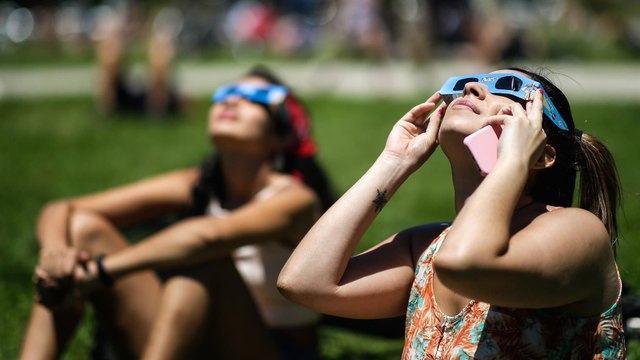 Estas son las recomendaciones de un oftalmólogo para ver el próximo eclipse: “No se puede mirar con anteojos de sol”
