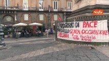 Presidio della comunit? palestinese a Napoli, striscione anti-Israele su obelisco Madonna