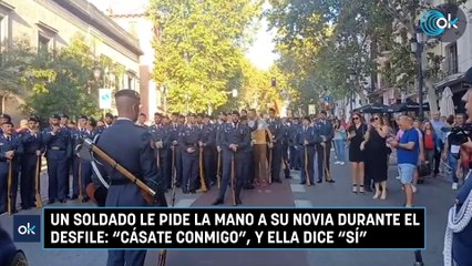 Un soldado le pide la mano a su novia durante el desfile: "Cásate conmigo", y ella dice "sí"