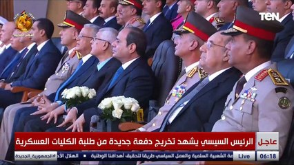 ابطال عظام.. لحظة فخر وتقدير من السيسي لأبنائه من قوات المظلات اثناء عروضهم المذهلة خلال العرض