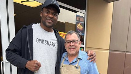 Quand le champion de boxe Francis Ngannou pulvérise la porte vitrée d’un magasin aux États-Unis