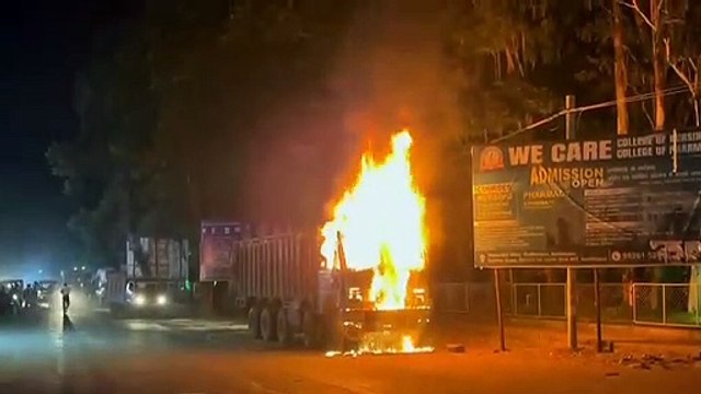 बीच शहर खड़े ट्रक में लगी आग, पल भर में बन गया आग का गोला