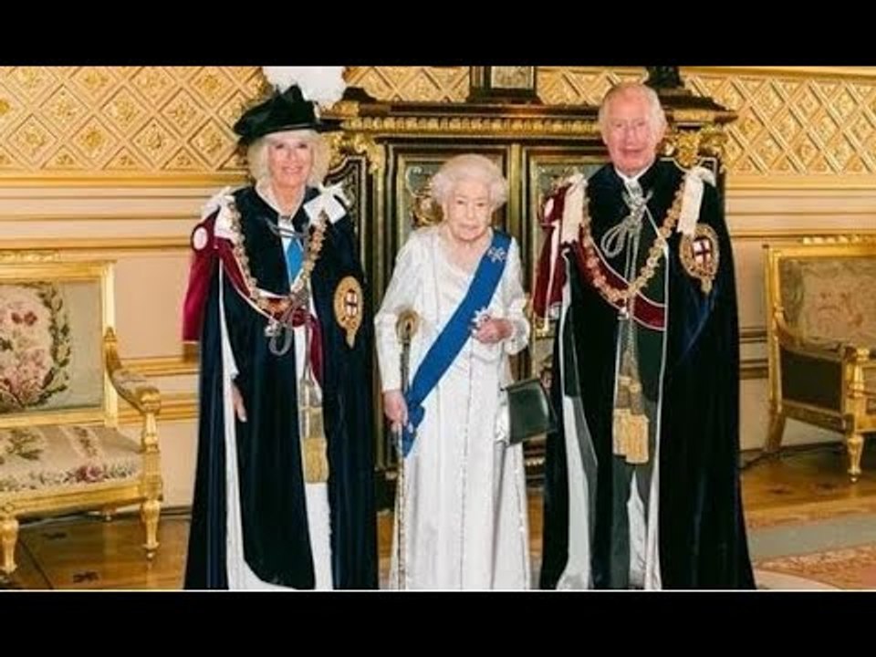 I timori per la salute della regina esplodono mentre il fragile monarca nella foto con il bastone du