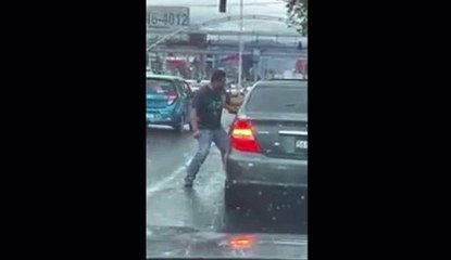 Hombre amenazó con un desarmador a una mujer y le jaló el cabello en la pleno tráfico