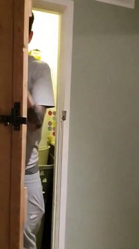 Leur chien leur ramène un petit cadeau écureuil momifié dans la maison