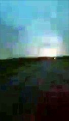 Il filme un éclair monstrueux