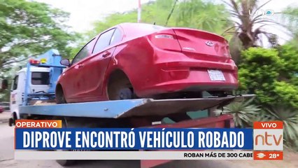 Dejan abandonado y sin llantas un auto reportado como robado de un parqueo-