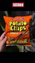 ¡Qué crack! Charles Leclerc firma autógrafo en una bolsa de papas fritas