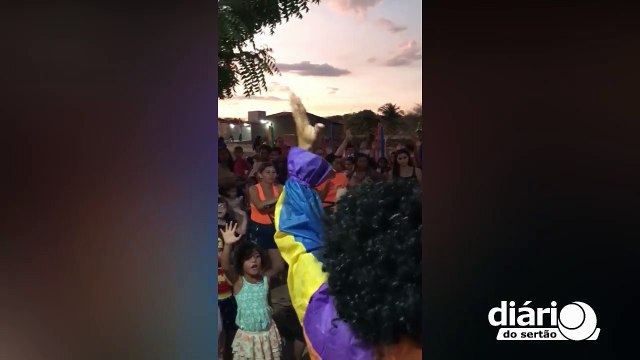 Em Cajazeiras, pelo 5º ano seguido, Elmo Lacerda se veste de Palhaço Cafinfim e faz festa das crianças