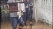 Doguinhos são resgatados com ajuda de caiaque em casas alagadas 