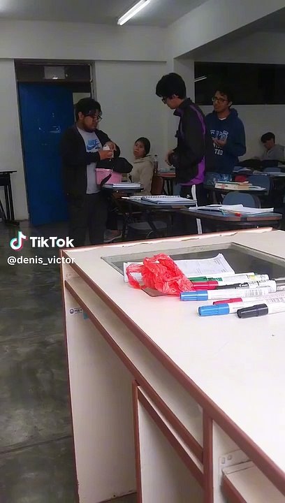 Preuniversitario vende pan con pollo para pagar sus estudios