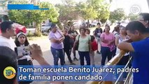 Toman escuela Benito Juárez; padres de familia ponen candado y rechazan ingreso de estudiantes de otras instituciones