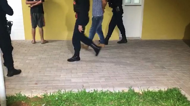 Dupla é detida ao ameaçar casal com facas após briga em bar