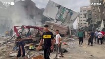 Israele: attacchi su Gaza, abitanti rimuovono le macerie degli edifici crollati
