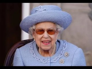 La reine a une façon inhabituelle de porter ses chaussures car elle a "très peu de temps"