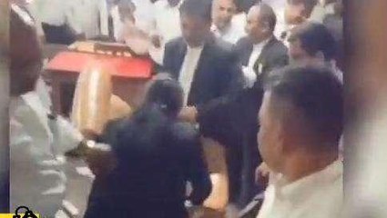 Viral: कोर्ट परिसर में वकीलों के बीच भीषण मारपीट, बाल पकड़कर खूब चले लात घूंसे