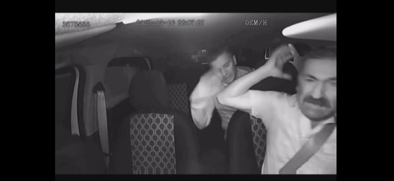 Taksici şoförüne kaldırım taşı ile gasp girişimi araç kamerasınca kaydedildi