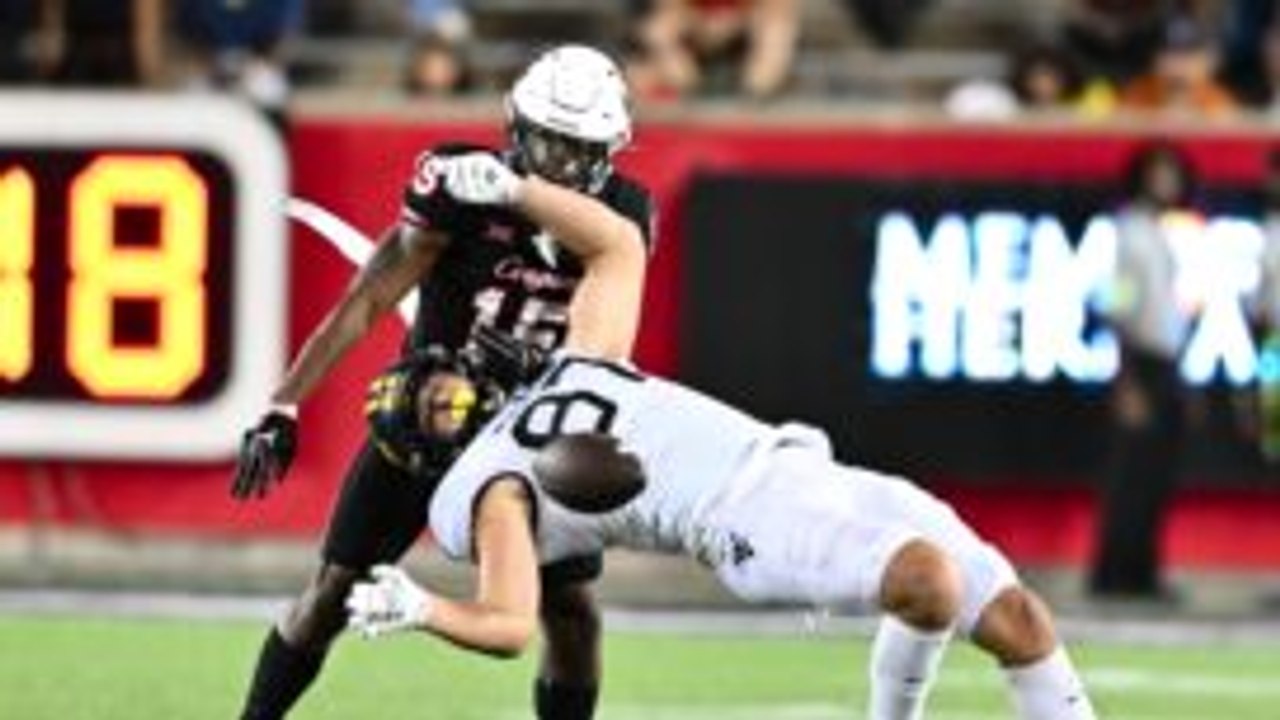 Houston Cougars look to defeat the West Virgini...