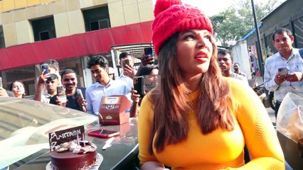 Rakhi Sawant ने अपने ही अंदाज़ में सेलीब्रेट किया Amitabh Bachchan का जन्मदिन