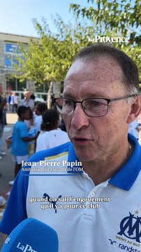 Marseille : des joueurs et joueuses de l’OM distribuent des cahiers pour lutter contre le décrochage scolaire